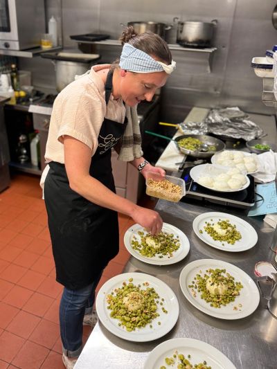 Gourmet-Girls—-Giulia-Civello-plating-food.jpg